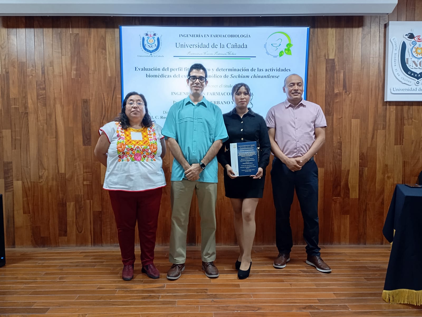 Mireya Urbano Vivero y profesores.